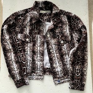 TOPSHOP MOTO US 2 patterned soft denim jacket that fits perfectly to the hips